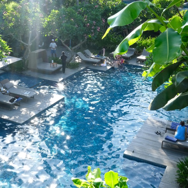 Carrelage piscine effet pierre de bali : un intemporel !